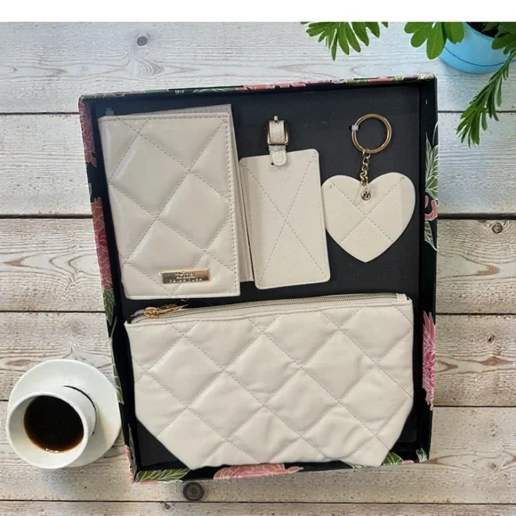 Trunks Turk Elegant 4 piece travel set - Picture 2 of 2